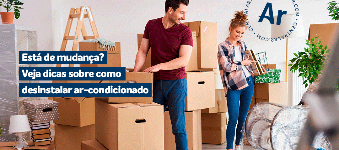 casal encaixotando móveis de casa, pois estão de mudança