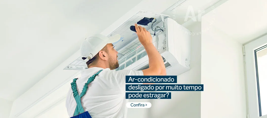 Técnico fazendo manutenção após ar-condicionado desligado por muito tempo