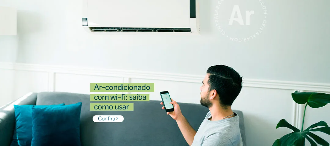 Homem usando celular para controlar ar-condicionado com Wi-Fi