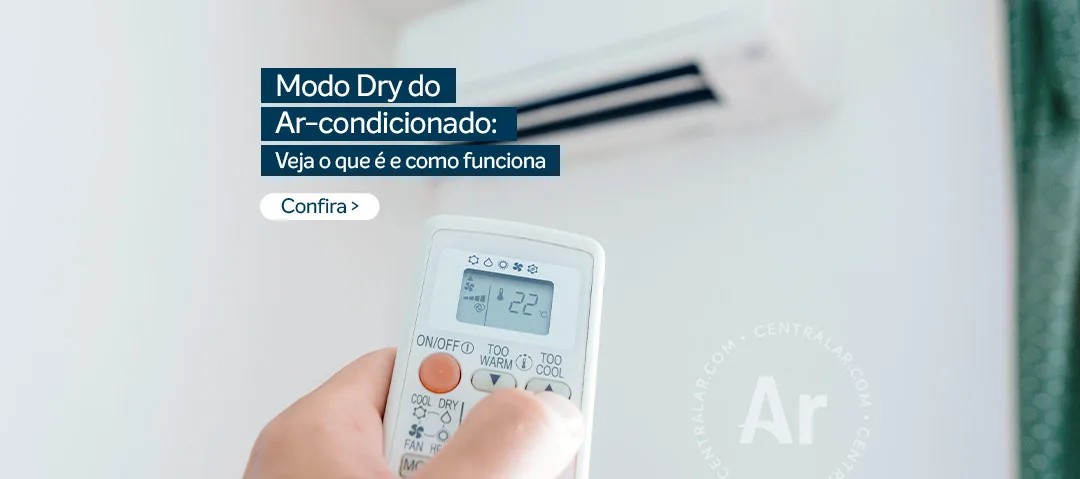 Pessoa ativando o modo dry do ar-condicionado no controle do equipamento