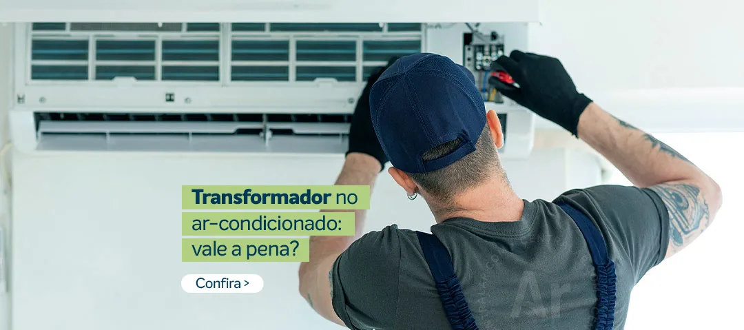 Técnico preparando equipamento para receber transformador para ar-condicionado