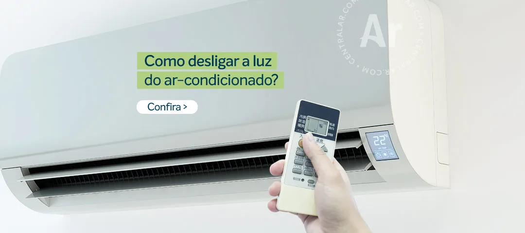 Pessoa com controle remoto na mão para desligar luz do ar-condicionado