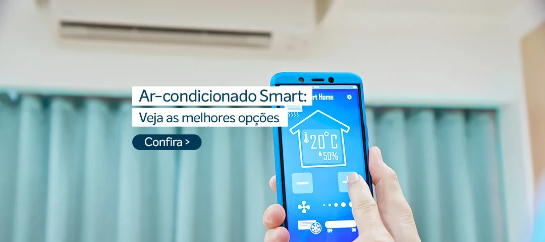 Pessoa controlando ar-condicionado smart pelo smartphone