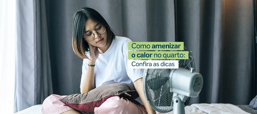 Mulher jovem vendo como amenizar o calor no quarto