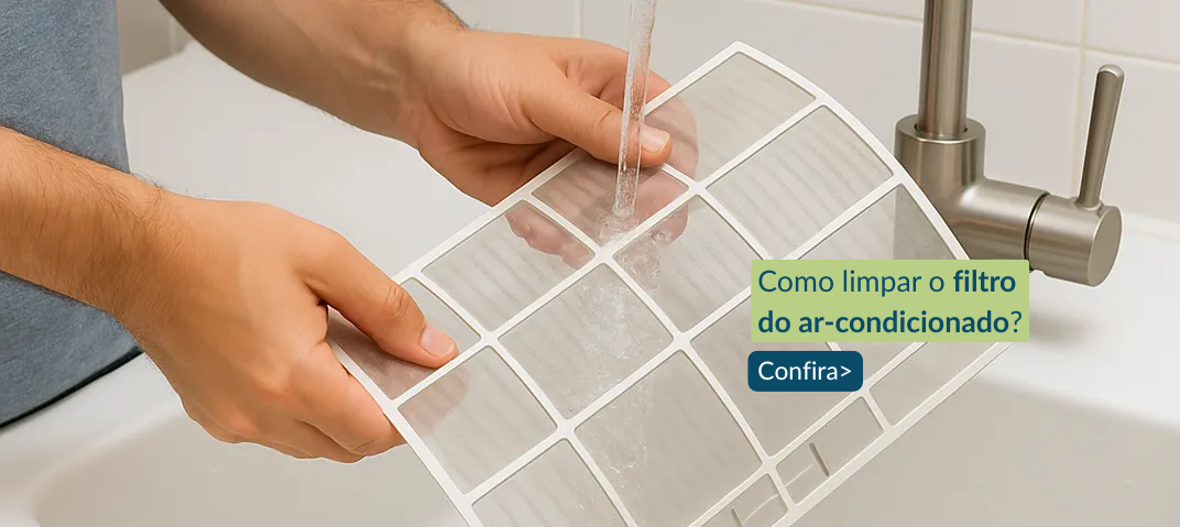 Pessoa mostrando como limpar o filtro do ar-condicionado