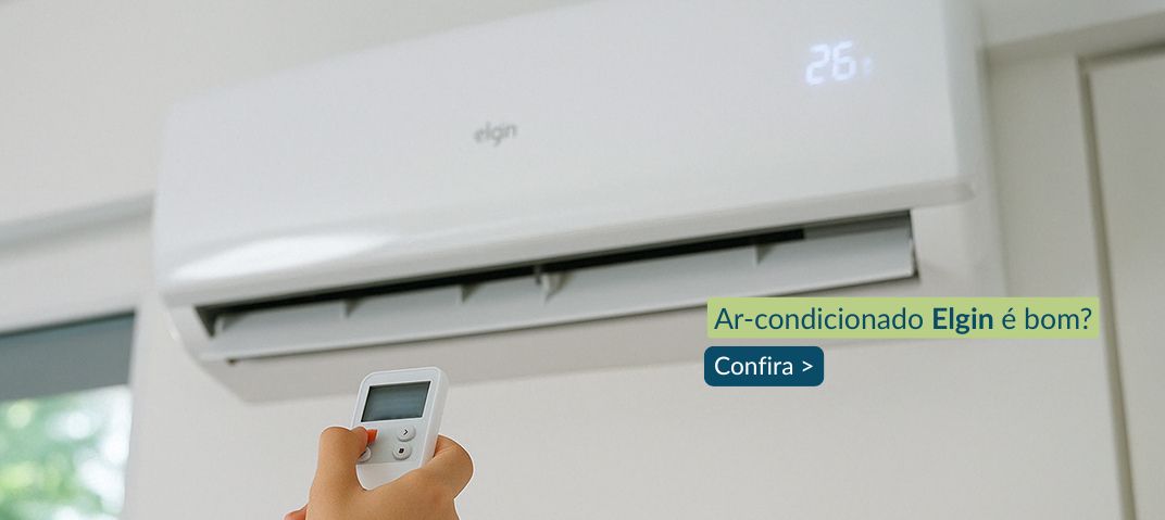 Pessoa ligando ar-condicionado Elgin com controle - Ar-condicionado Elgin é bom