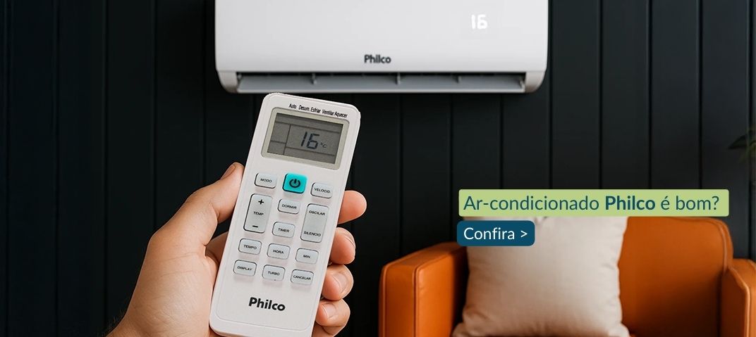 Pessoa com controle do ar-condicionado Philco na mão - ar-condicionado Philco é bom