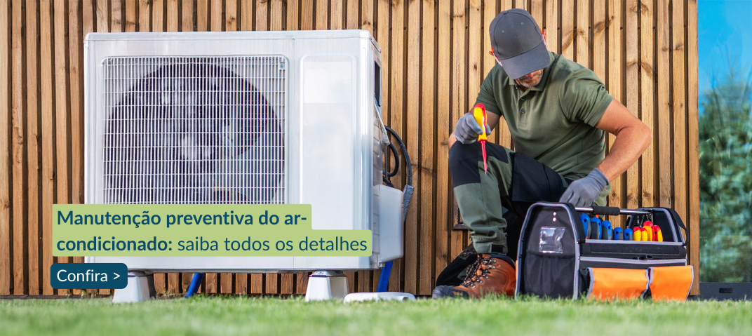 Técnico fazendo a manutenção preventiva no ar-condicionado