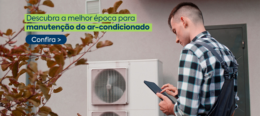 Homem avaliando melhor época para manutenção do ar-condicionado