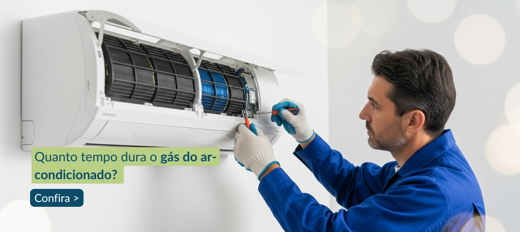 Técnico realizando a troca do gás do ar-condicionado