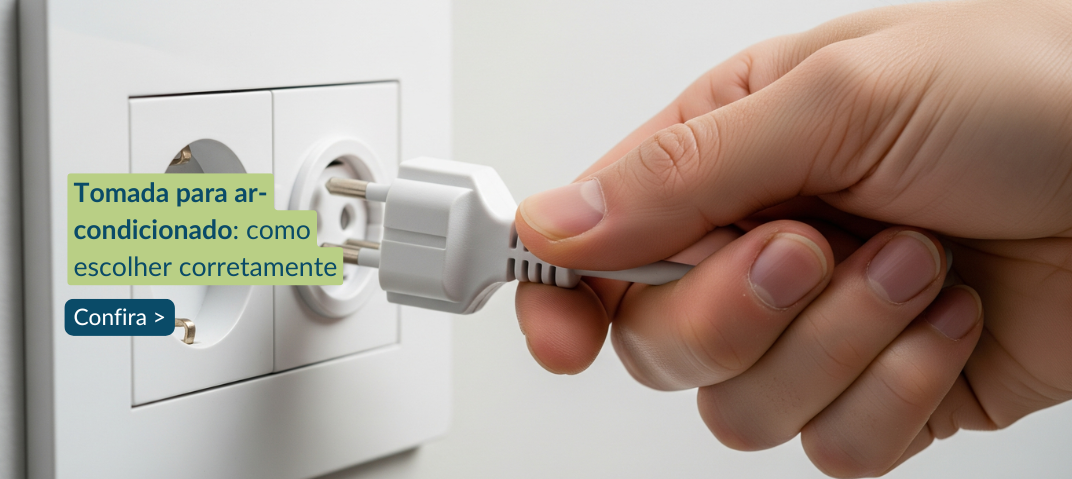 Mão ligando ar-condicionado na tomada