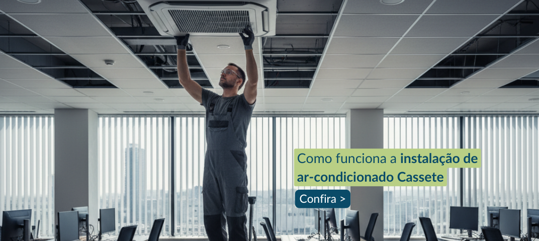 Técnico instalando ar-condicionado cassete